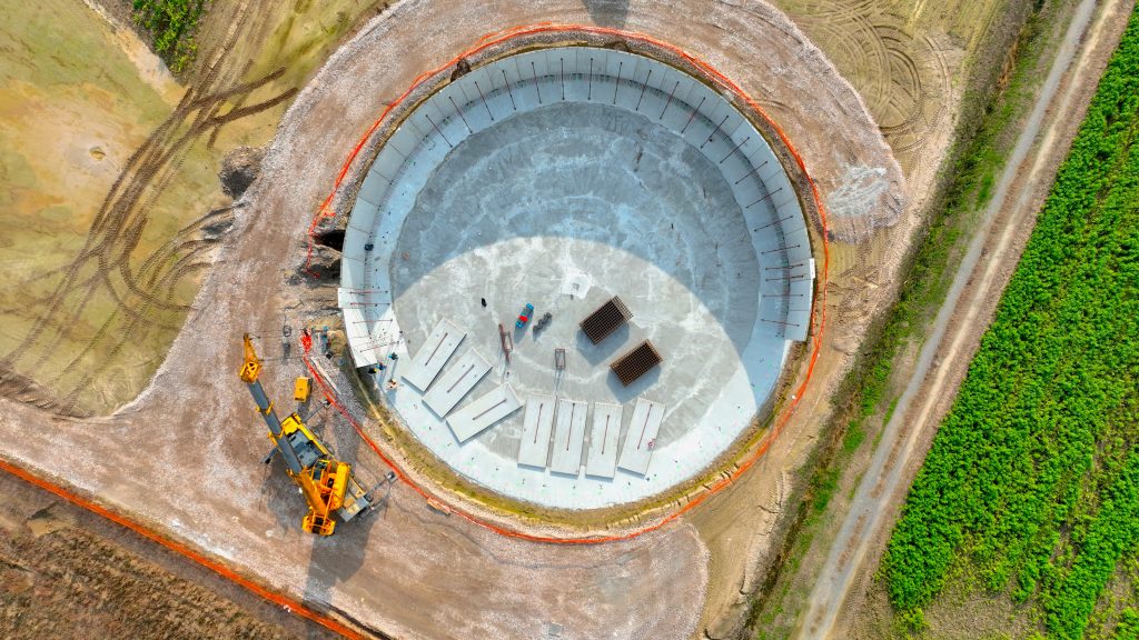 Progettiamo e realizziamo vasche prefabbricate circolari in calcestruzzo armato, con pareti fino a 8 metri di altezza, disponibili con fondo piatto o ribassato, a seconda delle specifiche esigenze impiantistiche.