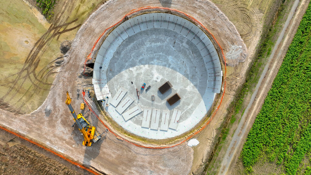 Progettiamo e realizziamo vasche prefabbricate circolari in calcestruzzo armato, con pareti fino a 8 metri di altezza, disponibili con fondo piatto o ribassato, a seconda delle specifiche esigenze impiantistiche.